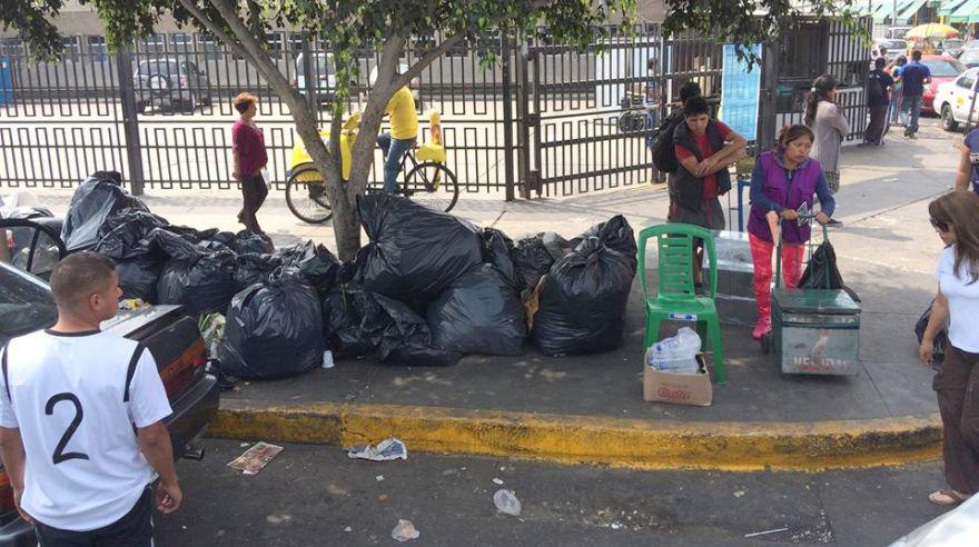 Calles llenas de basura en tercer día de huelga de trabajadores - 2