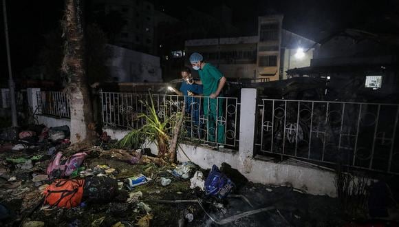 Médicos palestinos buscan cadáveres y supervivientes entre los escombros del hospital Al Ahli tras un ataque aéreo en la ciudad de Gaza, el 17 de octubre de 2023. Según funcionarios palestinos, cientos de personas han muerto en un ataque israelí contra un hospital en Gaza el 17 de octubre. EFE/EPA/MOHAMMED SABE