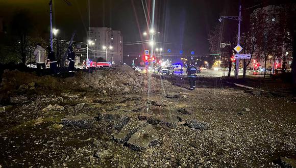 El alcalde de Belgorod, Valentin Demidov, muestra los daños después de una explosión en la ciudad. Las autoridades rusas informaron el 20 de abril de 2023 de una explosión en la ciudad de Belgorod. (Foto de Handout / TELEGRAM / @v_v_demidov / AFP)