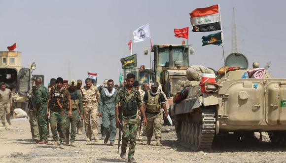 Esta foto del 30 de setiembre del 2017 muestra a las fuerzas iraquíes y a milicianos de Multitud Popular en su avance hacia la fortaleza de Hawija del grupo del Estado Islámico para recuperar la ciudad de los yihadistas. (Foto: AFP)