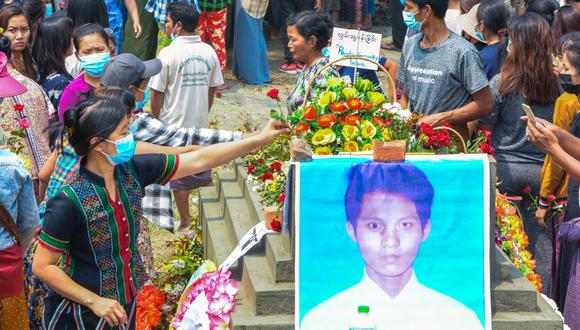 Amigos y familiares asisten al funeral de Arkar Thu Aung, un manifestante que fue asesinado a tiros por las fuerzas de seguridad de Myanmar. (Foto: AFP).