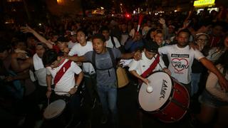 Ecuador vs. Perú: hinchas tomaron avenida Benavides tras triunfo peruano [FOTOS]