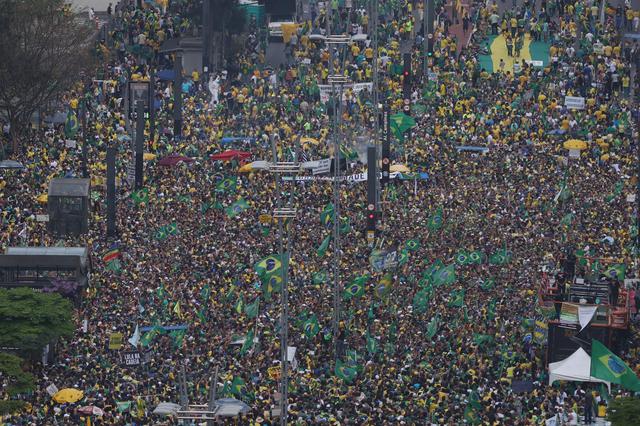 Miles de simpatizantes del presidente brasileño, Jair Bolsonaro, se manifiestan en la avenida Paulista, en Sao Paulo. (EFE/ Fernando Bizerra).