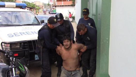 Un video difundido en Tarapoto muestra a Córdova Tapullima, quien se desempeñaba como mototaxista, ingresando con vida a la dependencia policial. (Captura de video)