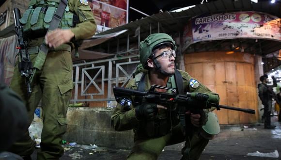 Soldados israelíes se enfrentan a manifestantes palestinos en la ciudad cisjordana de Hebrón. EFE/EPA/ABED AL HASHLAMOUN