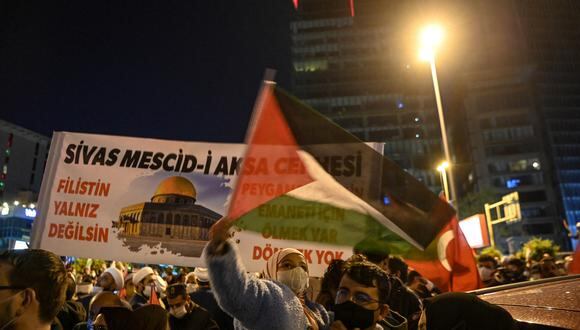 Los manifestantes sostienen banderas nacionales de Palestina y Turquía y corean consignas que dicen "Palestina, no estás solo" durante una manifestación contra Israel frente al Consulado de Israel en Estambul el 9 de mayo de 2021.  (Foto: Ozan KOSE / AFP)