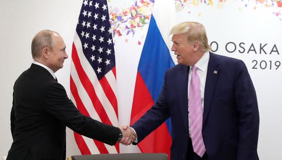 Trump alzó el dedo índice de la mano derecha en dirección a Putin y reiteró: "No se meta en las elecciones", sin perder la sonrisa. (Foto: EFE)