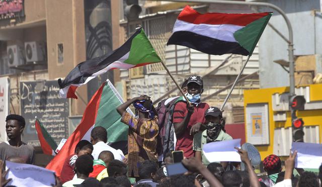 Los partidarios del gobierno de transición de Sudán se dirigieron a las calles de la capital hoy mientras los manifestantes rivales mantuvieron una sentada exigiendo el regreso al gobierno militar. (Foto de AFP)