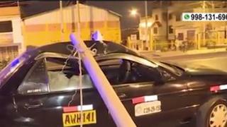 San Juan de Miraflores: poste de luz cae sobre auto estacionado y conductor salva de milagro | VIDEO