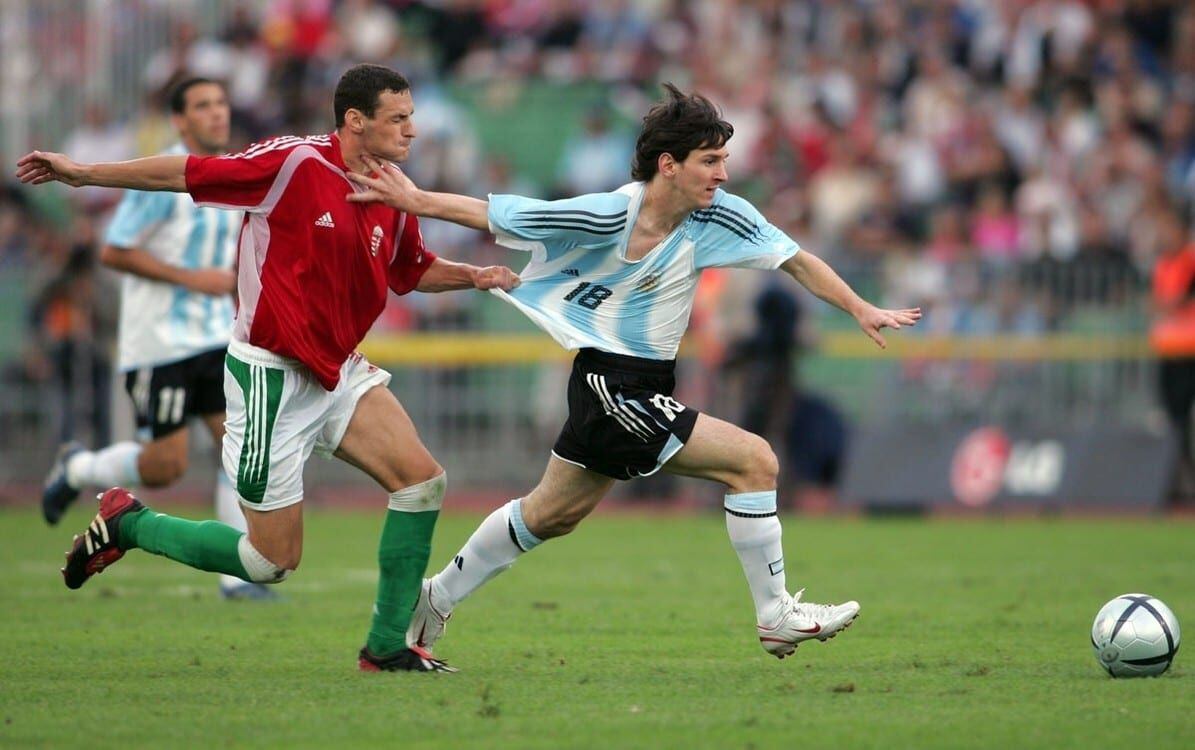 La infracción de Messi que le generó la expulsión en su debut con Argentina. (Foto: Agencias)