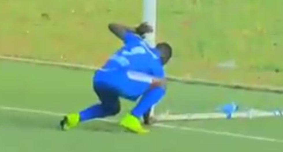Moussa Camara, delantero del Rayon Sports de Ruanda, protagonizó una extraña acción en el arco rival. Su \"brujería\" se viralizó en YouTube y redes sociales. (Foto: Captura - YouTube)