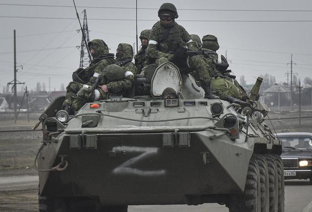 Soldiers of the Russian army, aboard a BTR-80 armored personnel carrier, drive towards central Ukraine.  (EFE / Stringer).