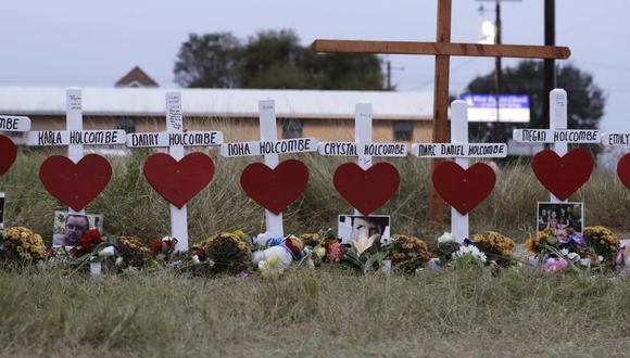 En esta foto del 10 de noviembre de 2017 pueden apreciarse cruces en honor de la familia Holcombe, parte de un monumento conmemorativo improvisado a las personas asesinadas en un tiroteo en la Primera Iglesia Bautista de Sutherland Springs, Texas. (AP Foto/Eric Gay, archivo).