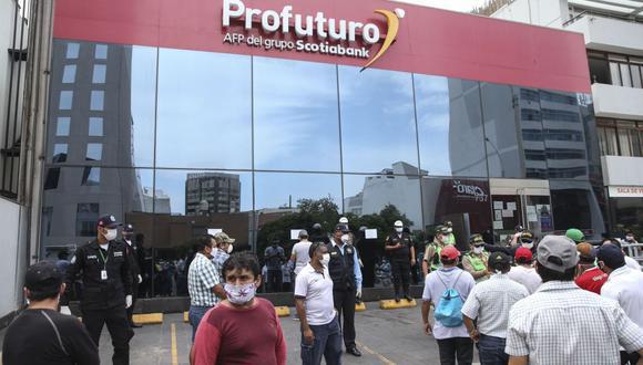 Puedes presentar tu solicitud de retiro de lunes a viernes, en el horario de 8:00 am a 6:00 pm, de acuerdo al cronograma establecido en base al último dígito del DNI (Foto: GEC)