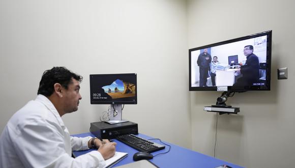 Hasta marzo, las teleconsultas solo eran posibles si un médico atendía a distancia a un paciente acompañado de un profesional de la salud, Con la nueva regulación, el paciente puede recibir teorientación y el telemonitoreo en su casa. (Foto: Essalud)