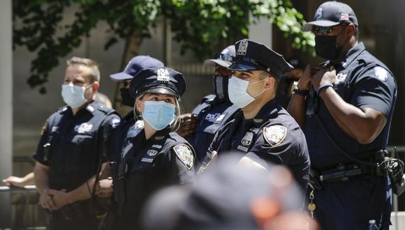 Imagen referencial del 12 de junio de 2020. Los oficiales de policía de Nueva York observan a los manifestantes reunidos por la muerte de George Floyd cerca de la Torre Trump. (AP/Frank Franklin II).
