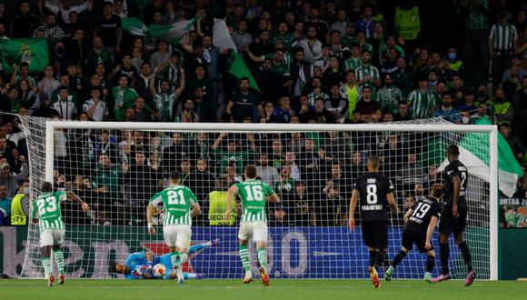 Claudio Bravo detiene un penal a Rafael Santos en el Real Betis vs. Eintracht Frankfurt de Europa League. (Foto: Reuters)