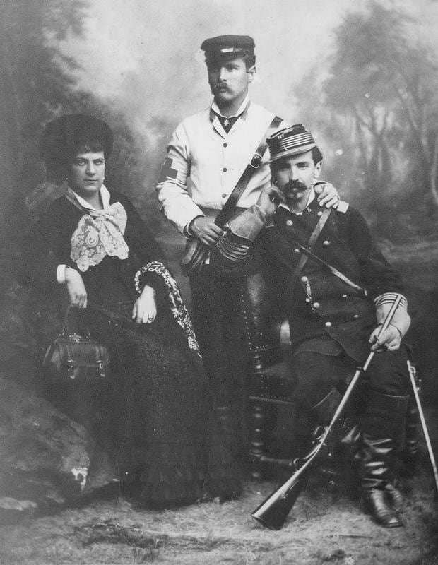 Lima, 1880. Imagen de un voluntario de la Cruz Roja Peruana, posa al lado de un soldado y su esposa. (Fuente: Archivo Fotográfico Gunther Doering). 