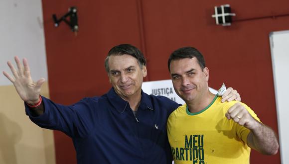 Jair Bolsonaro y su hijo Flavio durante la campaña electoral del 2018 en la que terminó ganando la presidencia el ultraderechista brasileño. (Archivo AP)