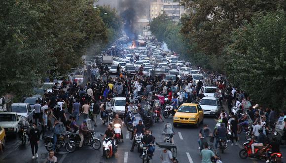 Manifestantes iraníes en las calles de Teherán durante una protesta por Mahsa Amini, días después de que muriera bajo custodia policial. (Foto: AFP)