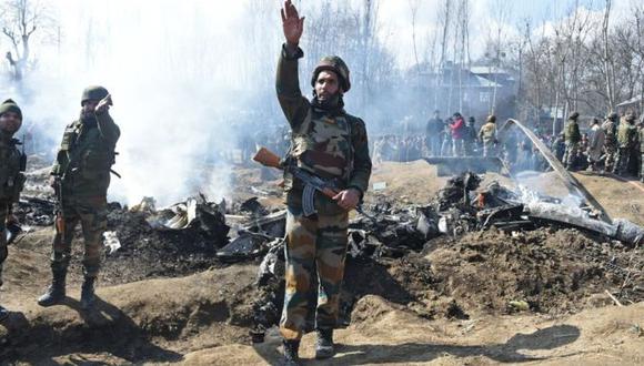 Soldados de la India cerca del que se cree es un avión de su Fuerza Aérea caído en Budgam, en la Cachemira india. (AFP vía BBC)