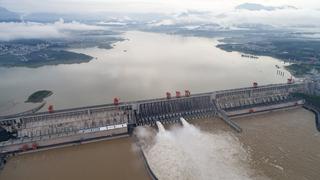 China vuela con explosivos una presa mientras suben los muertos por inundaciones