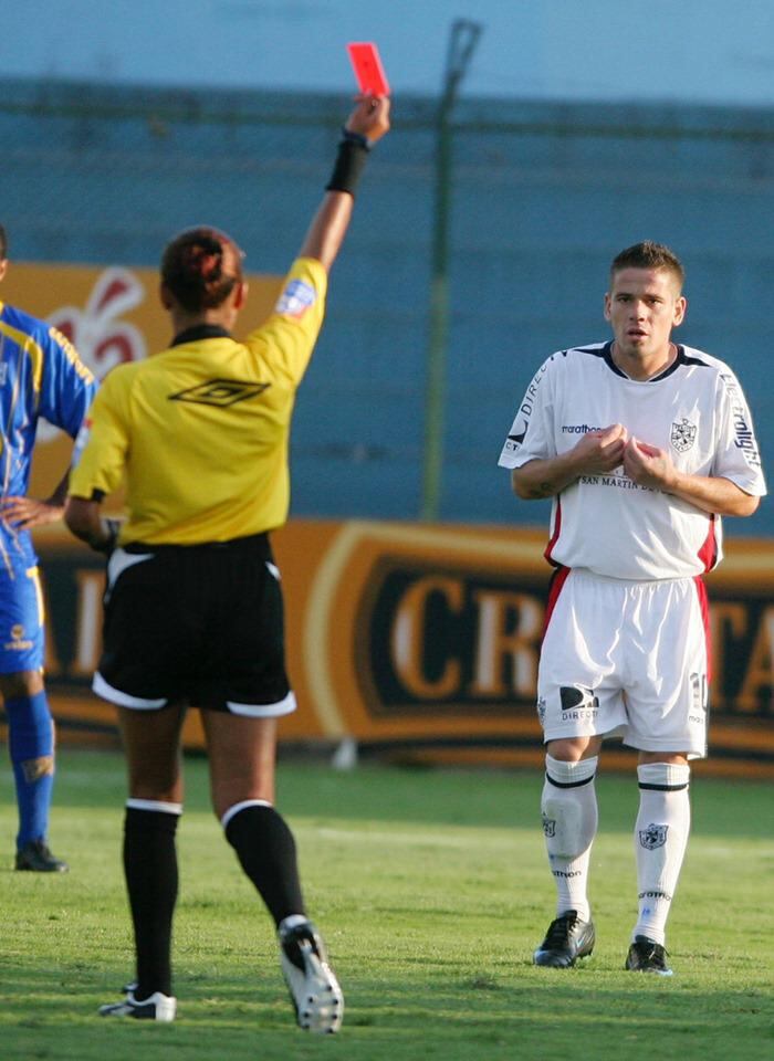 La expulsión que sufrió ante Alianza Atlético marcó la carrera de Leguizamón en el fútbol peruano. (Foto: Reuters)