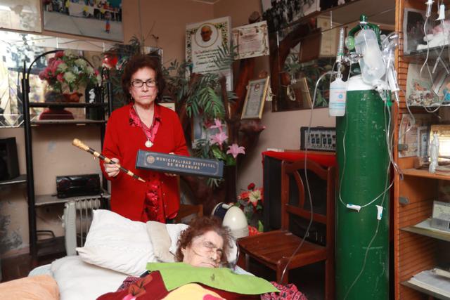 Consuelo Torres, de 99 años, en su casa de San Juan de Miraflores. Una infección la mantiene en cama. La ambulancia debió recogerla el 6 de junio para su internamiento en unhospital de EsSalud.