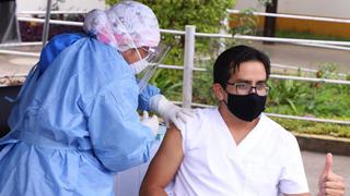 Amazonas: médico intensivista es el primero en ser inmunizado contra el COVID-19