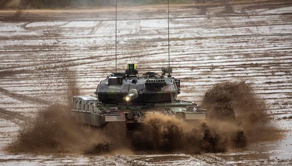 Un tanque Leopard 2A6 realizando ejercicios militares. (Foto de Bundeswehr / Marco Dorow)