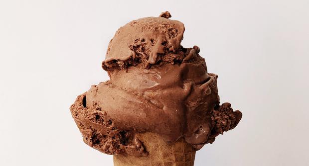Discover how to prepare ice cream with just two ingredients.  (Referential image).