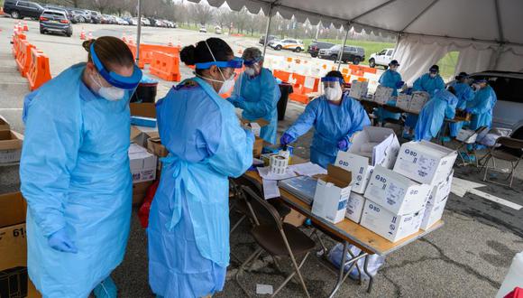 El personal médico de la Guardia Nacional del Ejército de Nueva Jersey organiza la pruebas de coronavirus. (Foto: AFP).