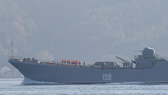 El buque de guerra ruso BSF Tsezar Kunikov 158 navega a través del estrecho del Bósforo frente a la costa de la ciudad de Estambul en su camino hacia el Mar Negro, el 26 de septiembre de 2019. (Ozan KOSE / AFP).