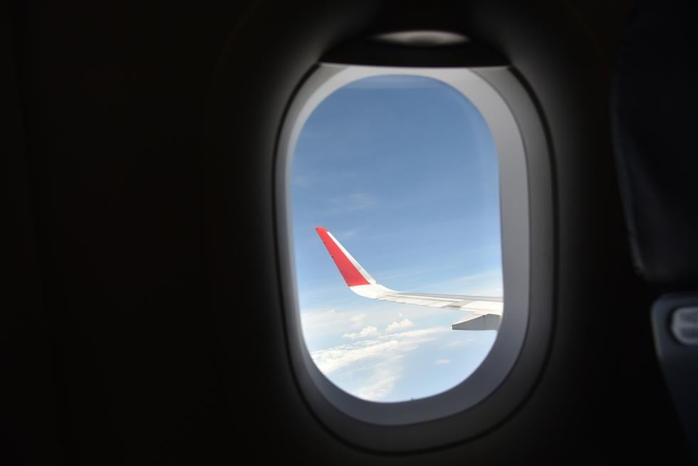 ¿Para qué sirve el pequeño agujero en la ventana del avión?