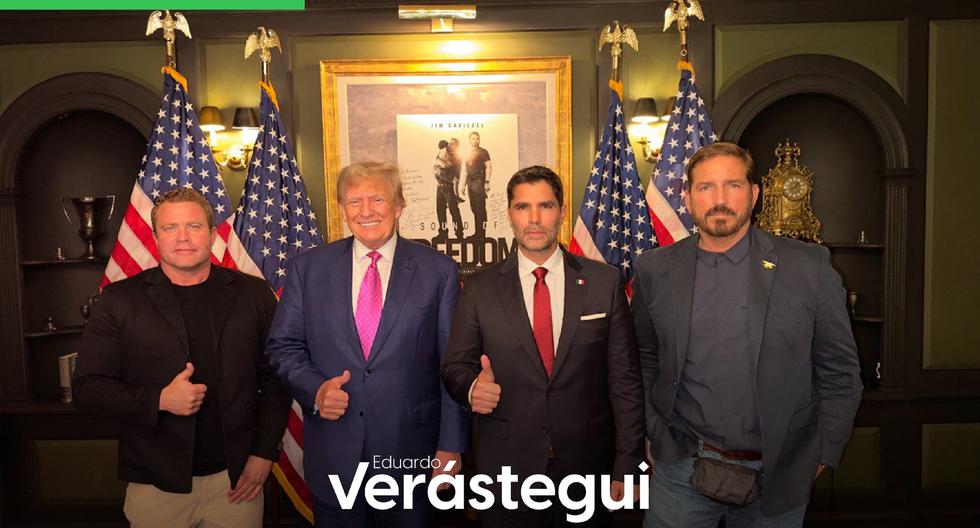 Tim Ballard, Donald Trump, Eduardo Verástegui y Jim Caviezel, promotores de "Sound of Freedom", cuyo poster se ubica detrás de ellos. (Twitter X: Eduardo Verástegui)