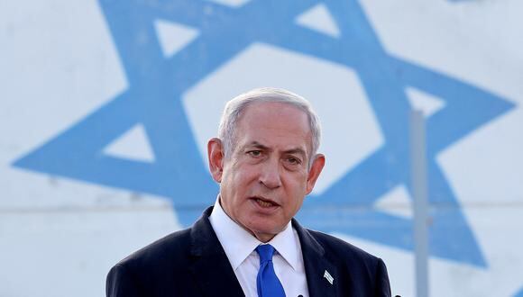 El primer ministro de Israel, Benjamin Netanyahu, pronuncia un discurso en la base aérea de Palmachim, cerca de la ciudad de Rishon LeZion, el 5 de julio de 2023. (Foto de JACK GUEZ / AFP)