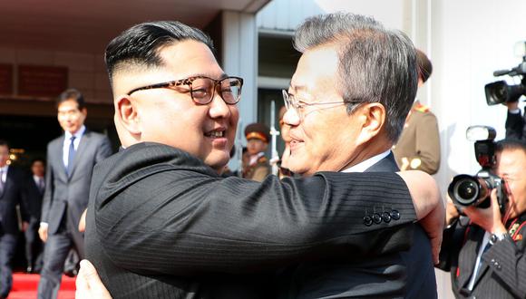 El histórico abrazo entre el líder de Corea del Norte Kim Jong-un (izquierda) y el presidente de Corea del Sur, Moon Jae-in,  el 26 de mayo de 2018 en la frontera desmilitarizada. (Foto: AFP).