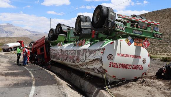 Camión cisterna de matrícula boliviana produjo el derrame de más de 8 mil galones de petróleo en Moquegua. (Foto: Andina)