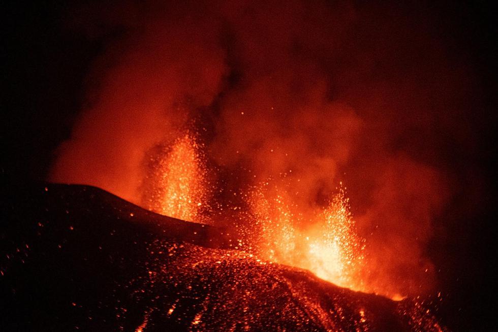 Imagen del volcán Cumbre Vieja visto desde la localidad de El Paso, en La Palma, el 17 de octubre del 2021. (EFE/MIGUEL CALERO.).