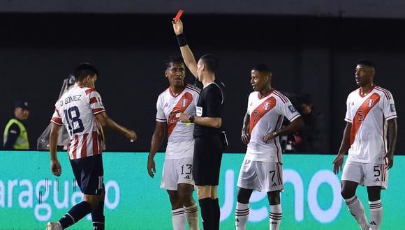 La selección peruana se queda con 10 hombres y la obligación de replantear de cara a la etapa complementaria. (Foto: AFP)
