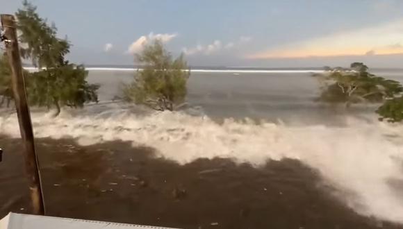 Imagen de cómo el tsunami llega a las cosas de Japón. Fuente: You Tube.