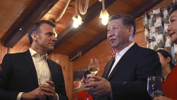 El presidente chino Xi Jinping con el presidente francés Emmanuel Macron en un restaurante en el paso del Tourmalet, en los Pirineos, como parte de su visita de estado de dos días a Francia, en mayo. (Foto de Aurelien Morissard / PISCINA / AFP)