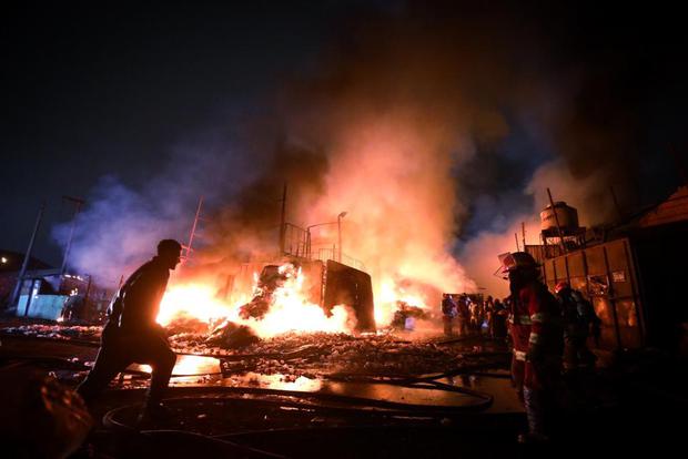 Incendio en almacén movilizó a más de 10 unidades de bombero. Foto: César Grados/GEC