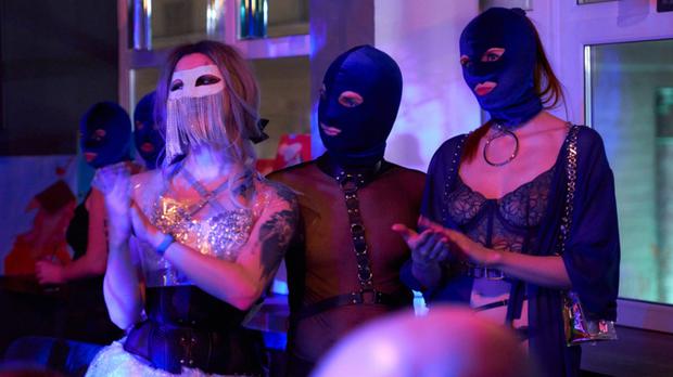 Los asistentes a la fiesta "Terciopelo azul" llevaban pasamontañas para ocultar su identidad.
