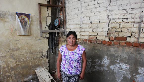 Rosa Rivas vive en Molino Azul, una de las zonas más golpeadas por las lluvias y desbordes reportados en Piura hace poco más de dos meses. Como ella, miles de damnificados buscan recuperarse. (Foto: Ralph Zapata)