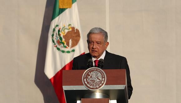 El presidente de México, Andrés Manuel López Obrador, participa en un evento por el 85 aniversario de la expropiación petrolera en la explana del Zócalo de Ciudad de México, México. (Foto de Sáshenka Gutiérrez / EFE)