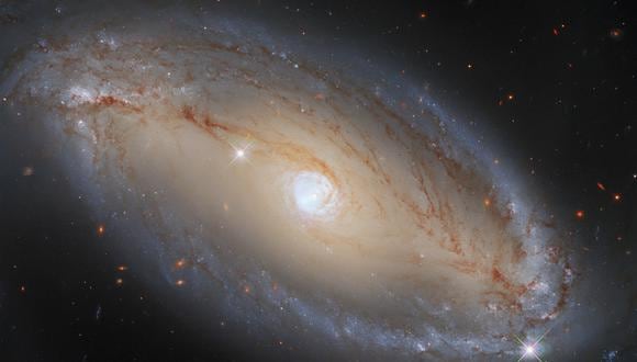 This picture released by ESA/Hubble Information Centre, on September 27, 2021 shows Meet NGC 5728, a spiral galaxy around 130 million light-years from Earth. This image was captured using Hubble�s Wide Field Camera 3 (WFC3), which is extremely sensitive to visible and infrared light. (Photo by ESA/HUBBLE / AFP) / RESTRICTED TO EDITORIAL USE - MANDATORY CREDIT "AFP PHOTO /ESA/Hubble Information Centre " - NO MARKETING - NO ADVERTISING CAMPAIGNS - DISTRIBUTED AS A SERVICE TO CLIENTS