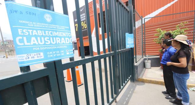 El municipio consideró necesario cerrar todo el centro comercial tras el accidente producido anoche. (Foto: Eduardo Cavero)