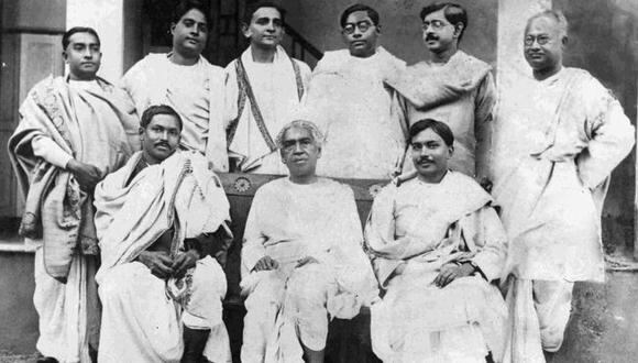 Bose (en el centro, sentado) se destacó entre los científicos de su época.