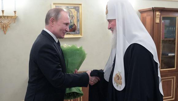 El presidente ruso Vladimir Putin da la mano al patriarca Kirill con motivo del 11º aniversario de su entronización, el 1 de febrero de 2020. (Alexey DRUZHININ / SPUTNIK / AFP).